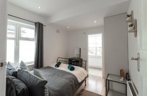 London Borough of Bromley Apartment | Spacious,2BR,2BA,High Street,Parking,WiFi