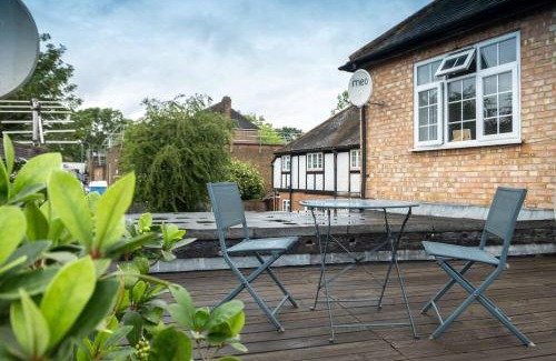 London Borough of Bromley Apartment | Spacious,2BR,2BA,High Street,Parking,WiFi
