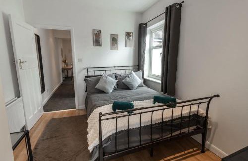 London Borough of Bromley Apartment | Spacious,2BR,2BA,High Street,Parking,WiFi