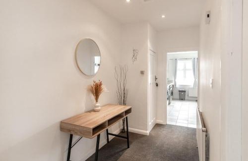 London Borough of Bromley Apartment | Spacious,2BR,2BA,High Street,Parking,WiFi