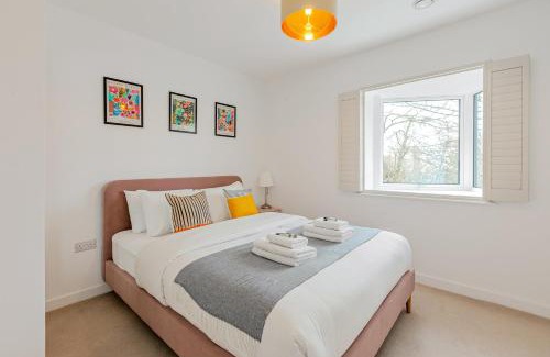 Camberwell Green Apartment | Spacious 2BR Apt with Balcony in Camberwell