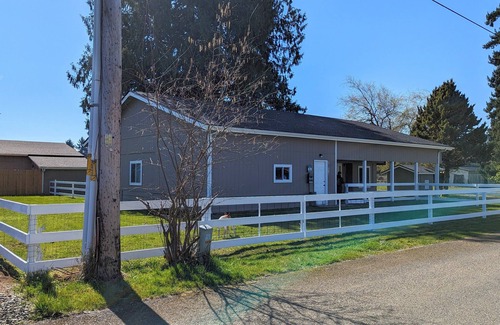East Olympia House | Spacious 2BR house. Pet friendly with fenced yard. Outdoor covered patio.