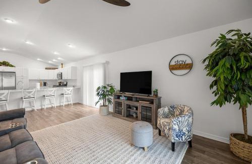 Sumter County House | Spacious 2BR in The Villages With Golf Cart and King Bed