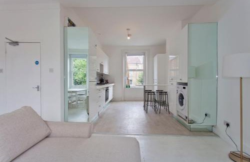 Queen's Park Apartment | Spacious 3 Bed Apartment, NW6
