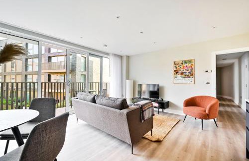 Evelyn Apartment | Spacious 3 Bed Apt with Balcony at Neptune Wharf