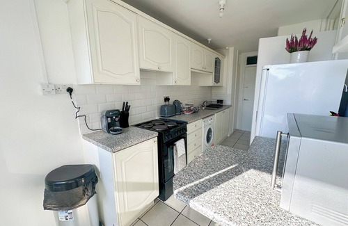 De Beauvoir House | Spacious 3-Bed Flat in Hackney Haggerston with Great Transport Links!