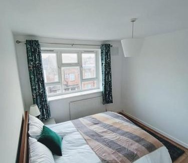 Upper Clapton Apartment | Spacious 3 bed flat opp Springfield park, Hackney.