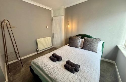 Wolverhampton House | Spacious 3-Bed Home Contractor-Friendly with Parking in Wolverhampton
