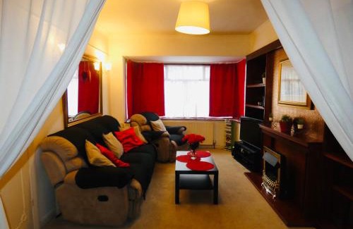 Ashburton House | SPACIOUS 3 BED HOUSE WITH PARKING & GOOD TRANSPORT