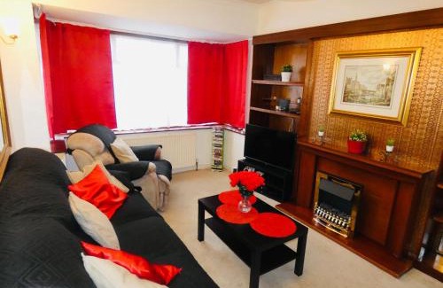 Ashburton House | SPACIOUS 3 BED HOUSE WITH PARKING & GOOD TRANSPORT