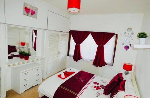 Ashburton House | SPACIOUS 3 BED HOUSE WITH PARKING & GOOD TRANSPORT