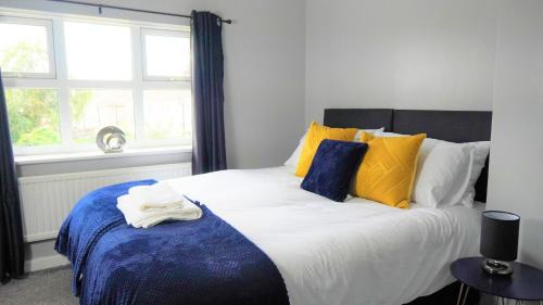 Willenhall House | Spacious 3 bed house, great for FAMILIES and CONTRACTORS, sleeps 5 plus FREE Parking - Triumph Serviced Accommodation Wolverhampton