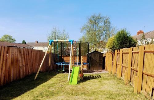 Willenhall House | Spacious 3 bed house, great for FAMILIES and CONTRACTORS, sleeps 5 plus FREE Parking - Triumph Serviced Accommodation Wolverhampton