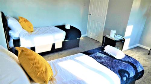Willenhall House | Spacious 3 bed house, great for FAMILIES and CONTRACTORS, sleeps 5 plus FREE Parking - Triumph Serviced Accommodation Wolverhampton