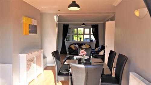 Willenhall House | Spacious 3 bed house, great for FAMILIES and CONTRACTORS, sleeps 5 plus FREE Parking - Triumph Serviced Accommodation Wolverhampton
