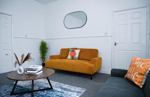 Sunderland House | Spacious 3 Bed House - Walk to Metro - Free Parking, Sleeps 6 - Close to City Centre