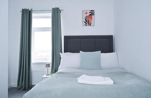 Sunderland House | Spacious 3 Bed House - Walk to Metro - Free Parking, Sleeps 6 - Close to City Centre