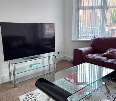 Offerton House | Spacious 3 bed with driveway