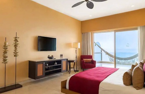 Puerto Vallarta Resort | Spacious 3 bedroom Ocean Front view Condo/8 guestnn