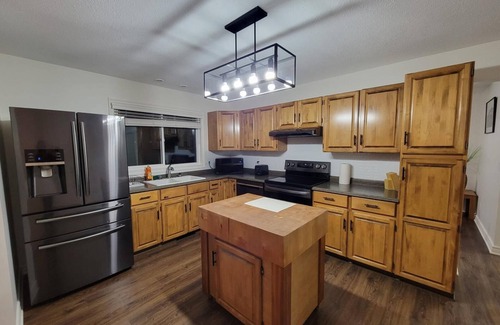 Guildford House | Spacious 3 bedroom 2 bathroom Unit in Guildford no stairs sleeps 13
