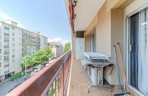 Perralliere Apartment | Spacious 3-bedroom apartment with balcony Gratte Ciel Villeurbanne