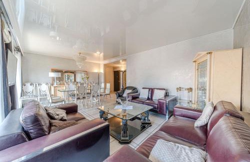 Perralliere Apartment | Spacious 3-bedroom apartment with balcony Gratte Ciel Villeurbanne