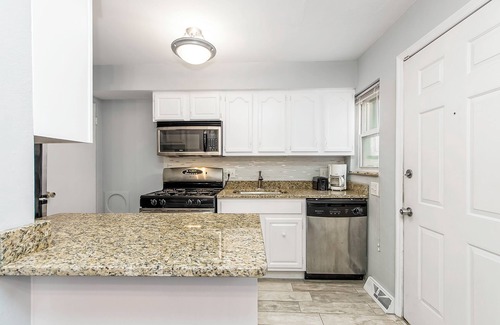 Weinland Park Apartment | Spacious 3-bedroom apartment close to OSU and the Short North/B