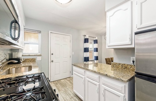 Weinland Park Apartment | Spacious 3-bedroom apartment close to OSU and the Short North/B