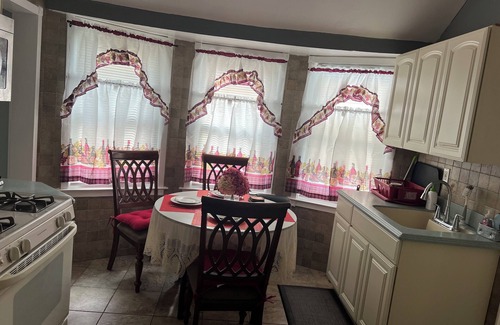 Queens Apartment | Spacious 3-bedroom apartment with AC, WiFi in charming Queens
