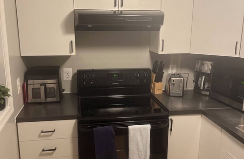 Eckington Apartment | Spacious 3-bedroom English Basement Walk to metro, NW DC, 1-mile to White House