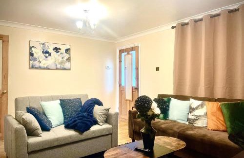 Sittingbourne Apartment | Spacious 3-Bedroom, Free parking, Garden, Pet Friendly, superfast Wi-Fi!