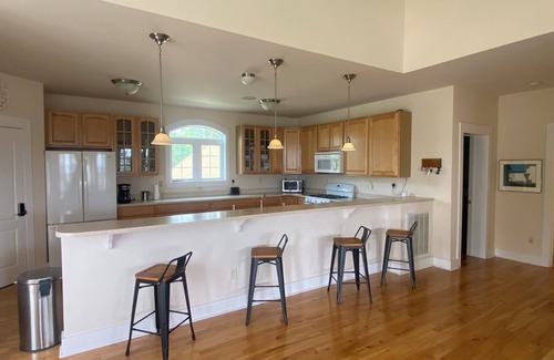 The Black Cat House | Spacious 3-bedroom house in Beaufort with Great Porch