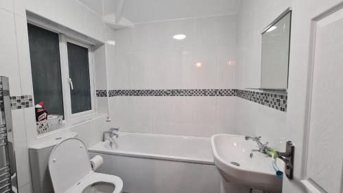 Spondon House | Spacious 3 Bedroom House, 6 beds in Spondon, Derby with Parking