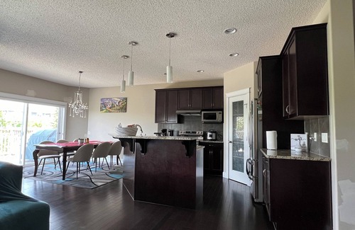 Ellerslie House | Spacious 3 Bedroom Retreat near Edmonton Airport, South Common Mall & More