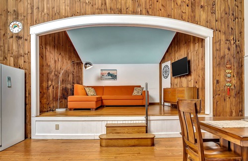 Boothbay House | Spacious 3 Bedroom Retreat with Yard, Damariscotta River View, and Dock Access