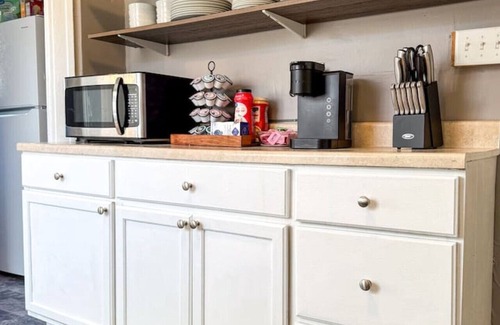 Dayton House | Spacious 3 Bedroom, Sleeps 12 w/7 Beds + Parking