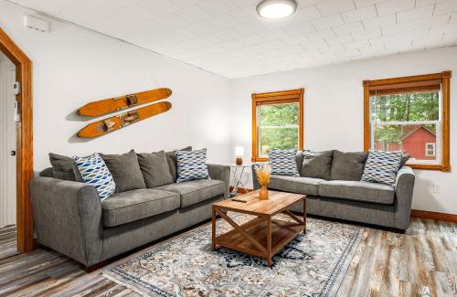 Mayfield House | Spacious 3 Bedroom on Arbutus Lake