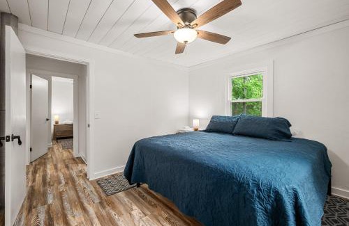 Mayfield House | Spacious 3 Bedroom on Arbutus Lake