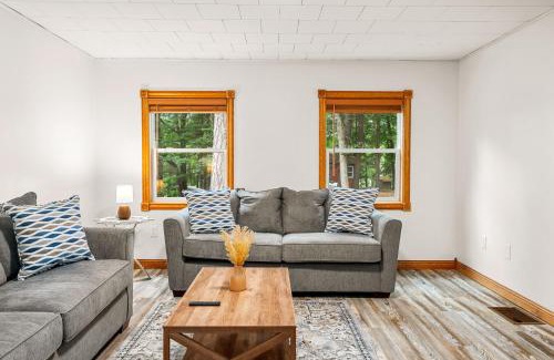 Mayfield House | Spacious 3 Bedroom on Arbutus Lake