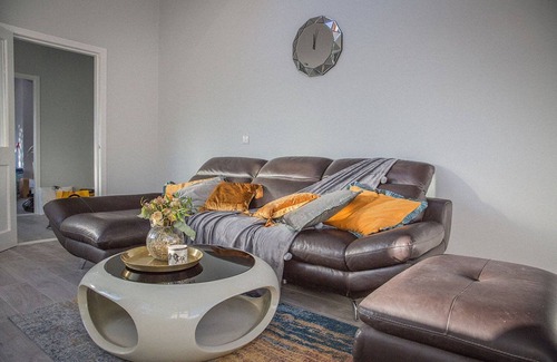 Uig House | Spacious 3 bedrooms, 3 living rooms, 2 bathrooms with Great sea front view