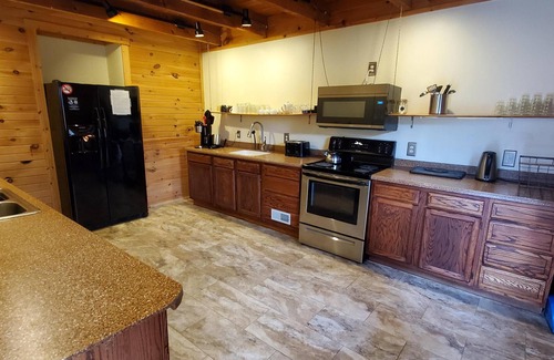 Slade Cabin | Spacious 3-BR, Lodge. Pool Table,Smart Satellite TV, Wi-Fi, Large Dining Hot Tub