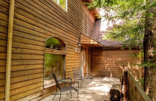 Slade Cabin | Spacious 3-BR, Lodge. Pool Table,Smart Satellite TV, Wi-Fi, Large Dining Hot Tub
