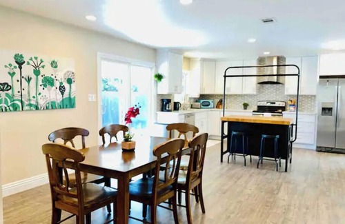 Newark House | Spacious 3B2B Home: Prime Location