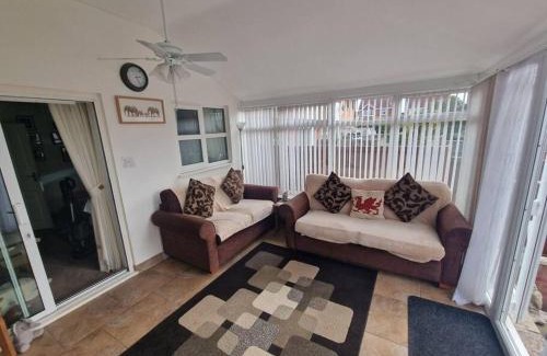 Wrexham House | Spacious 3bed semi/Gamesroom/Drive/10mins to City