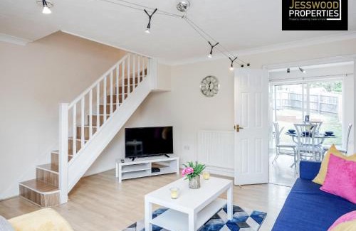 Luton Apartment | Spacious 3BR, 3BA House by Jesswood Properties Short Lets For Contractors, With Free Parking Near M1 & Luton Airport