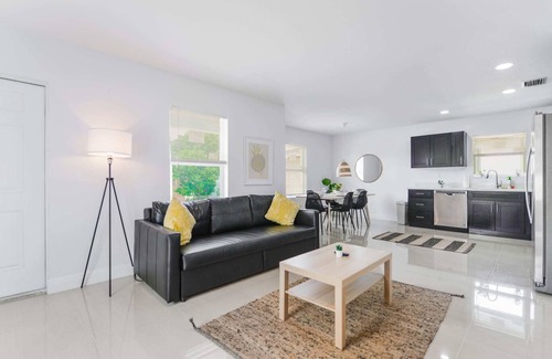 Gladeview Apartment | Spacious 3BR Duplex in Miami with Free Parking