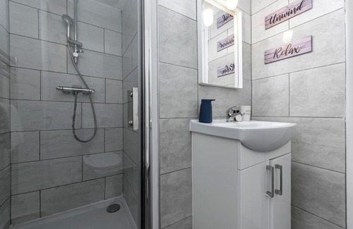 Clissold House | Spacious 3BR Hackney Home, Sleeps 6, Sunny Garden