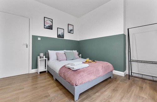 Clissold House | Spacious 3BR Hackney Home, Sleeps 6, Sunny Garden