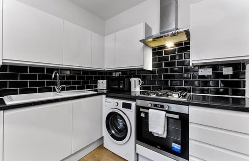 Clissold House | Spacious 3BR Hackney Home, Sleeps 6, Sunny Garden