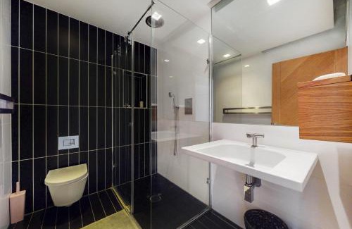 Mile End Apartment | Spacious 4 Bed Home - 5 min walk to 2 Stations